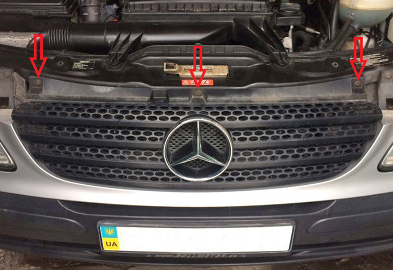 Крепление решетки радиатора на автомобиле Mercedes-Benz Vito W639