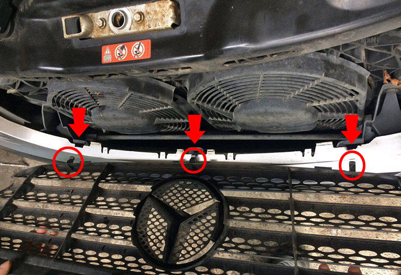 Фиксаторы решетки радиатора на автомобиле Mercedes-Benz Vito W639