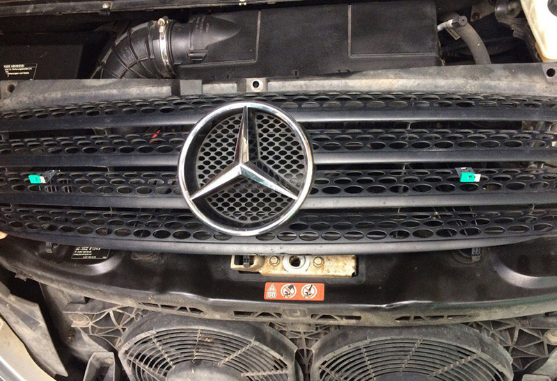 Снятая решетка радиатора на автомобиле Mercedes-Benz Vito W639