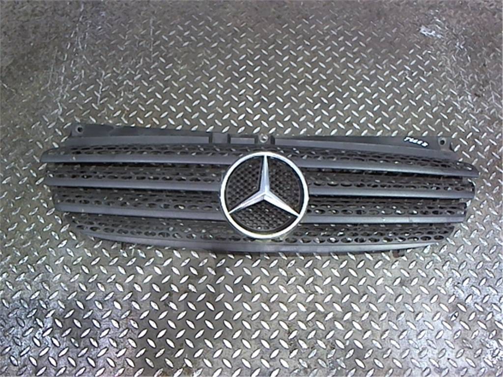 Облицовка радиатора A 639 880 01 85 90 51 на автомобиле Mercedes-Benz Vito W639