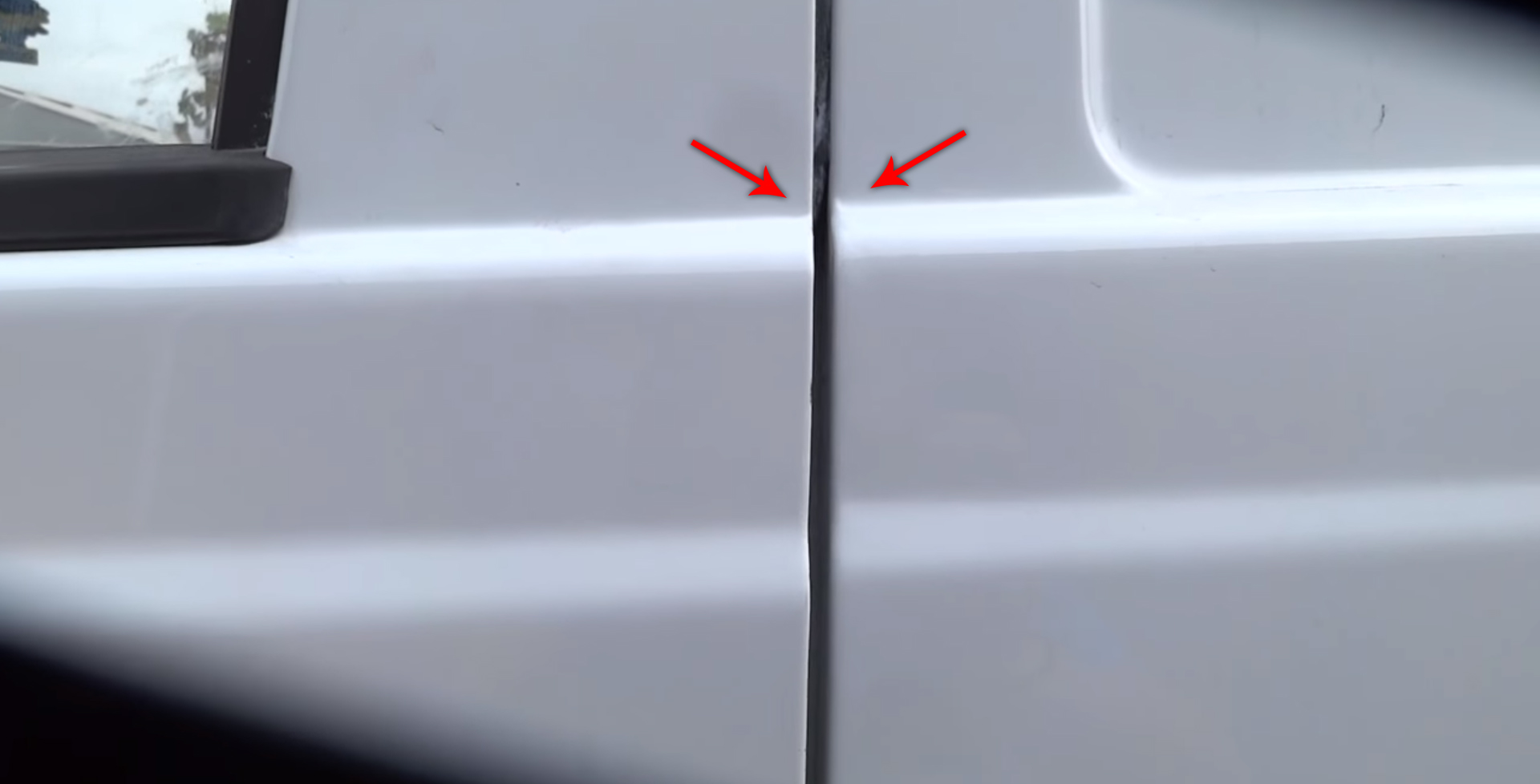 Просевшая передняя дверь на автомобиле Mercedes-Benz Vito W639