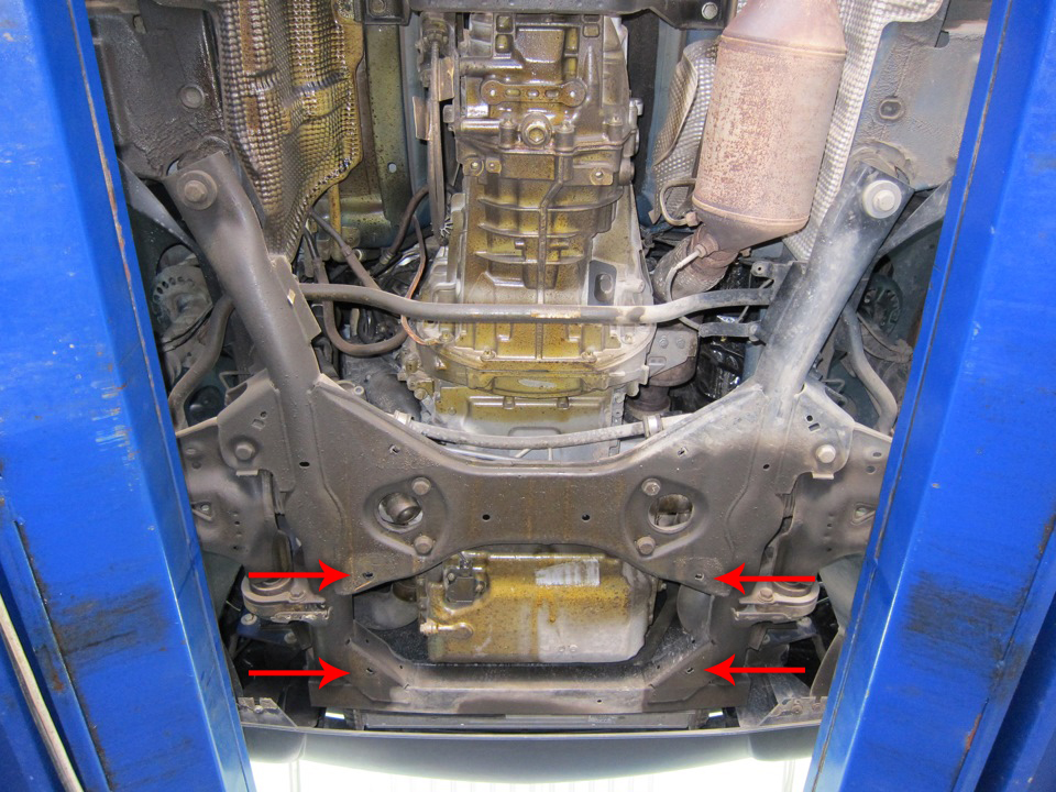 Крепления защиты картера двигателя на автомобиле Mercedes-Benz Vito W639