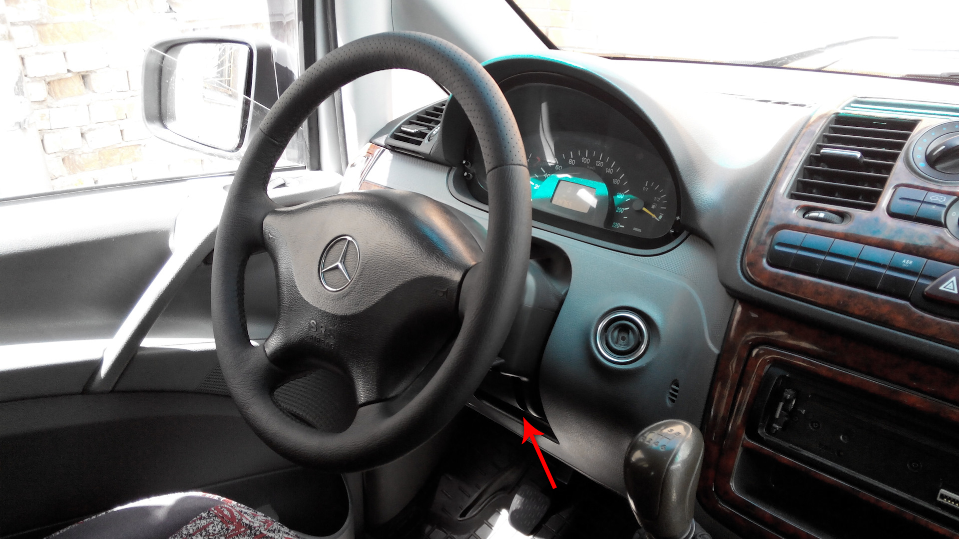 Регулировка положения руля на автомобиле Mercedes-Benz Vito W639