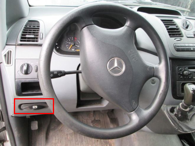 Рычаг для отпускания стояночного тормоза на автомобиле Mercedes-Benz Vito W639