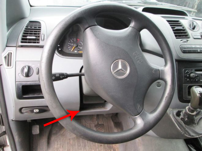 Вещевой ящик под рулевым колесом на автомобиле Mercedes-Benz VIto W639