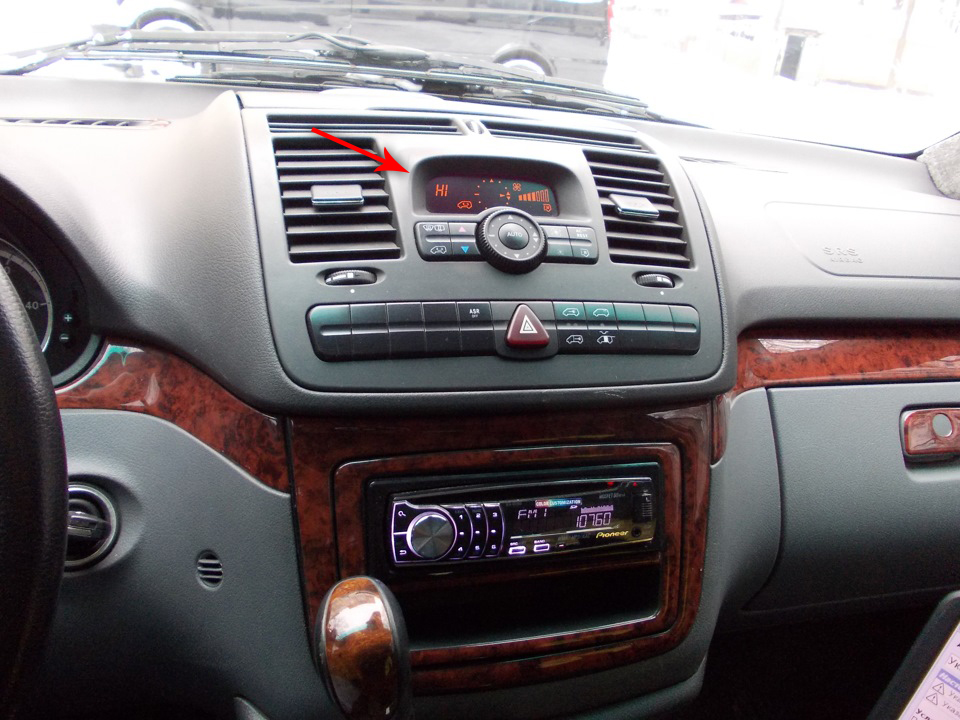 Дисплей климат контроля на автомобиле Mercedes-Benz Vito W639