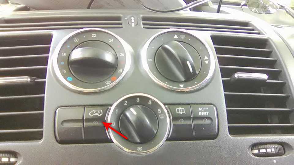 Кнопка рециркуляции воздуха на автомобиле Mercedes-Benz Vito W639