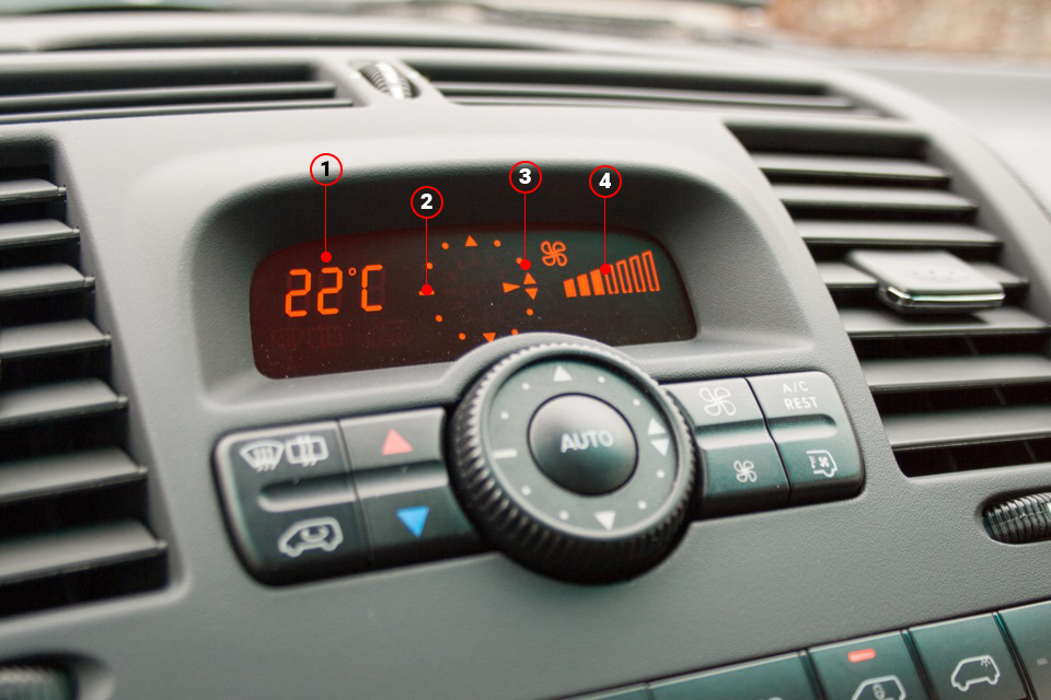 Дисплей климат-контроля на автомобиле Mercedes-Benz Vito W639