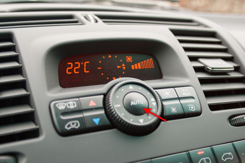 Кнопка AUTO климат контроля на автомобиле Mercedes-Benz Vito W639