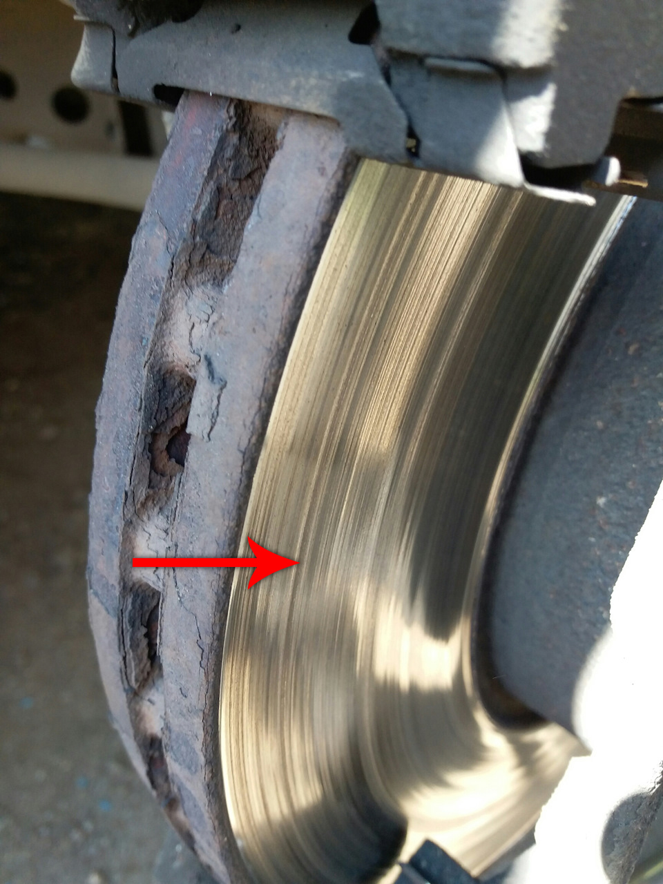 Трещины тормозного диска на автомобиле Mercedes-Benz Vito W639