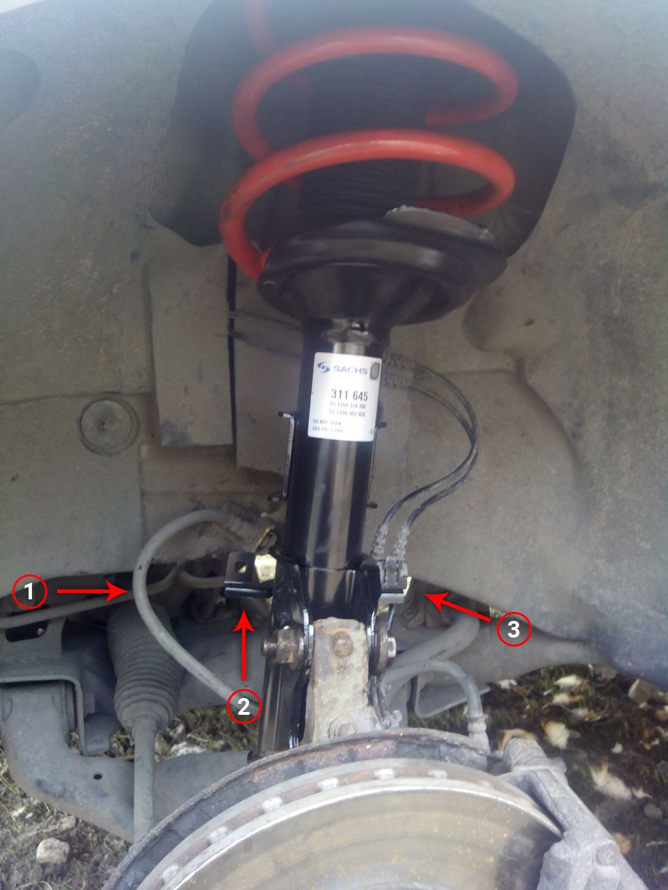 Проверка тормозного шланга на автомобиле Mercedes-Benz Vito W639