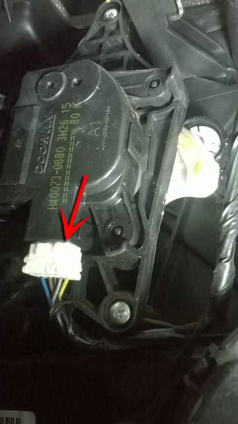 Отсоединить колодку проводов от сервопривода заслонок печки на автомобиле Hyundai Solaris 2010-2016
