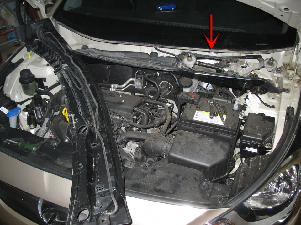Расположение креплений усилителя торпеды в моторном отсеке на автомобиле Hyundai Solaris 2010-2016