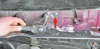 Открутить крепление усилителя торпеды из моторного отсека на автомобиле Hyundai Solaris 2010-2016