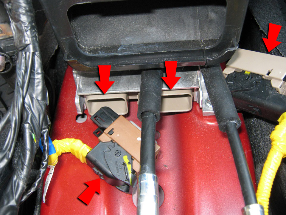 Отсоединить колодки от блока управления подушками безопасности SRS на автомобиле Hyundai Solaris 2010-2016