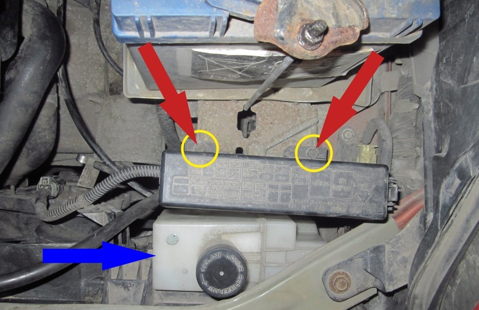 Снятие и установка расширительного бачка системы охлаждения Nissan Note 2004 - 2012
