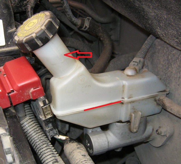 Проверка уровня и доливка тормозной жидкости на Nissan Note 2004 - 2012