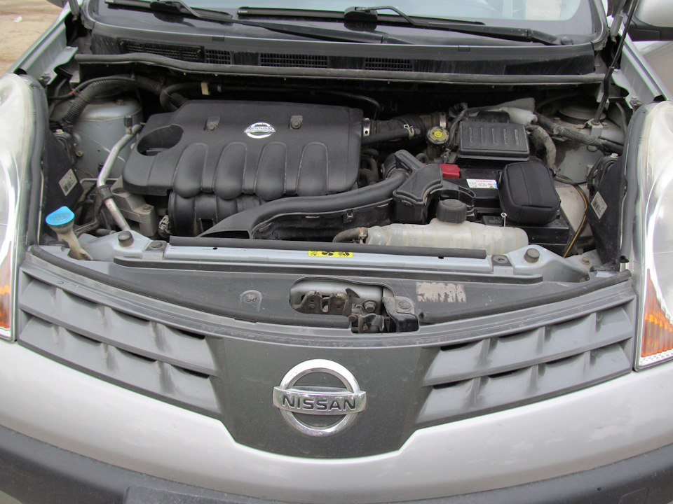 Проверка уровня и доливка омывающей жидкости Nissan Note 2004 - 2012