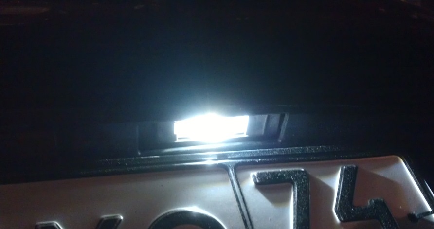 Замена ламп подсветки номера на Nissan Note 2004 - 2012