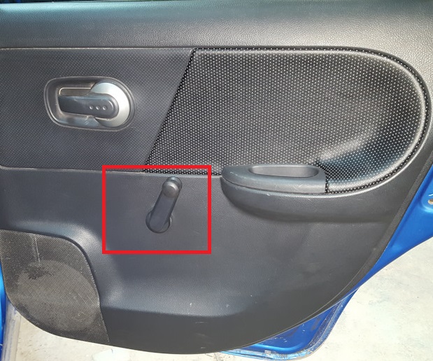 Снятие и установка обивки задней двери Nissan Note 2004 - 2012