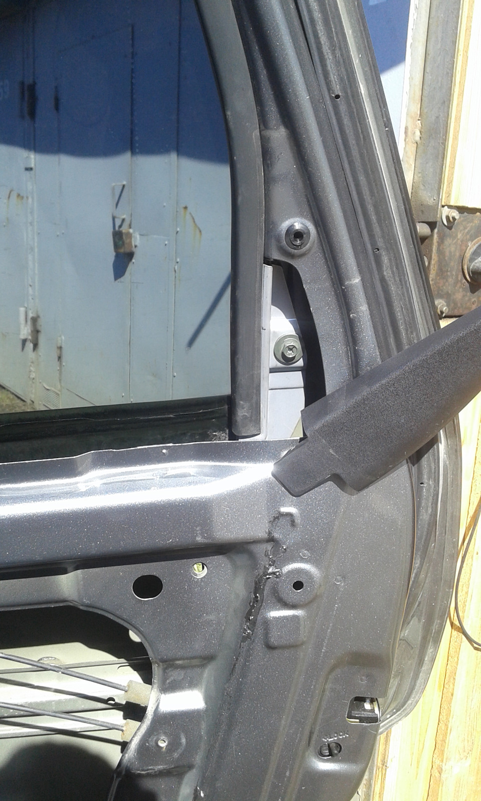 Снятие и установка обивки задней двери Nissan Note 2004 - 2012