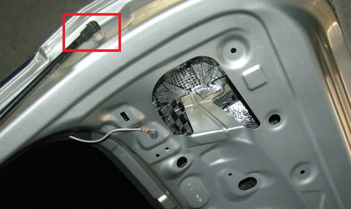 Снятие у установка двери багажника Nissan Note 2004 - 2012
