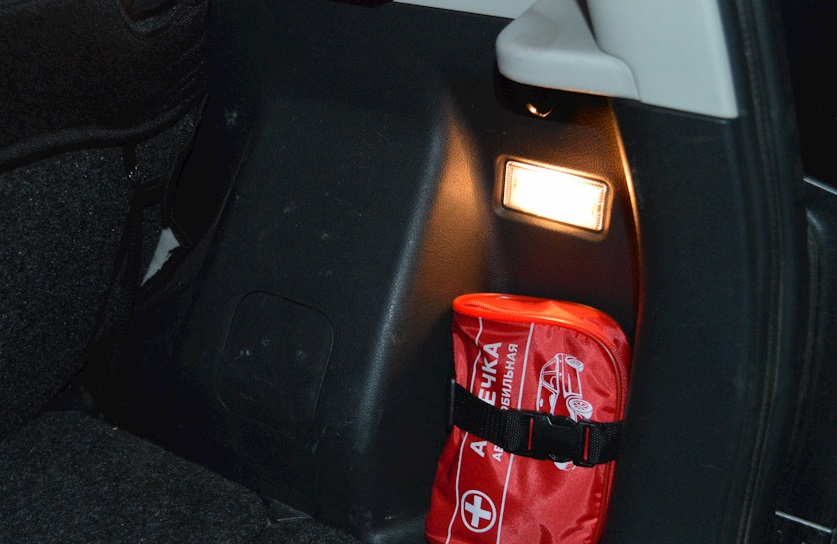 Замена плафона освещения багажника Nissan Note 2004 - 2012