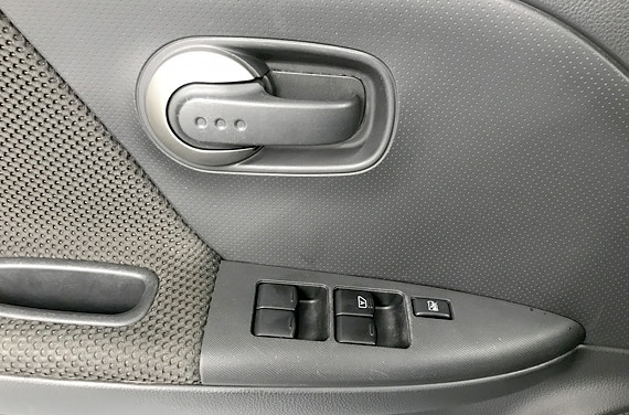 Замена внутренней ручки привода замка передней двери Nissan Note 2004 - 2012