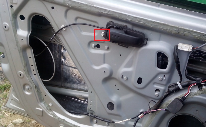 Замена внутренней ручки привода замка передней двери Nissan Note 2004 - 2012