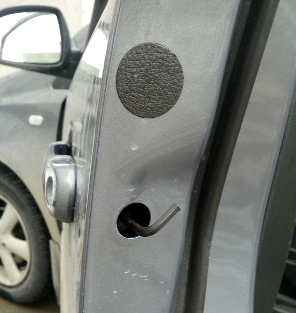 Замена выключателя замка передней двери Nissan Note 2004 - 2012