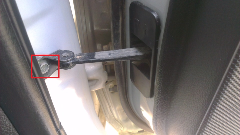 Замена ограничителя открывания задней двери Nissan Note 2004 - 2012