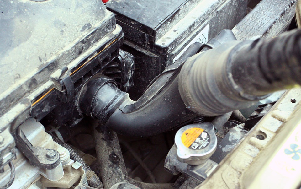 Снятие и установка воздухозаборника двигателя Nissan Note 2004 - 2012