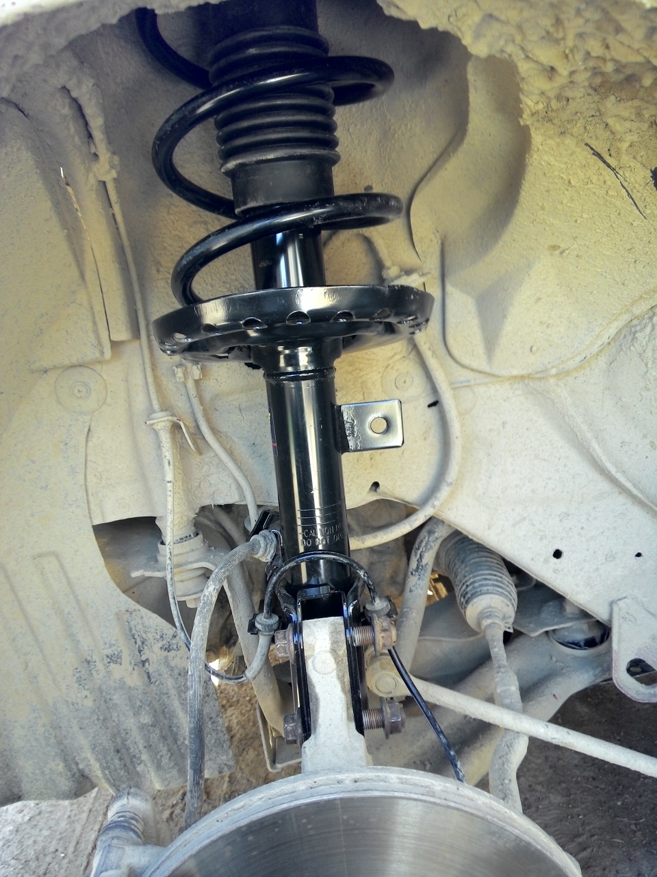Снятие и установка амортизатора передней подвески Nissan Note 2004 - 2012