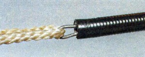 Прикрепление шнура к тросу для замены привода замка капота Лада Гранта (ВАЗ 2190)