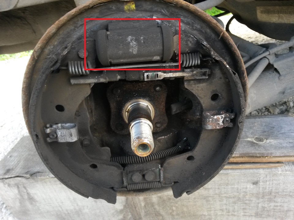 Замена рабочего цилиндра тормозного механизма заднего колеса Nissan Note 2004 - 2012