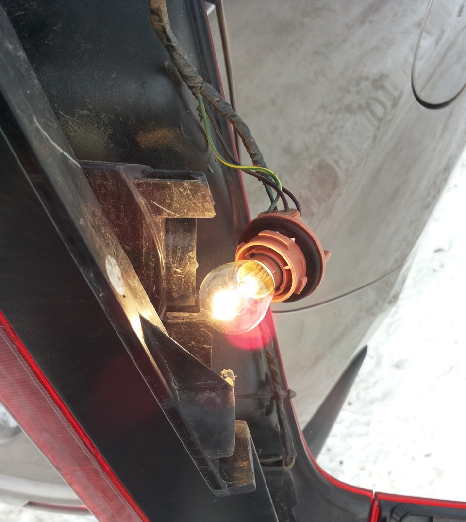 Замена лампы заднего габаритного огня и стоп-сигнала Nissan Note 2004 - 2012