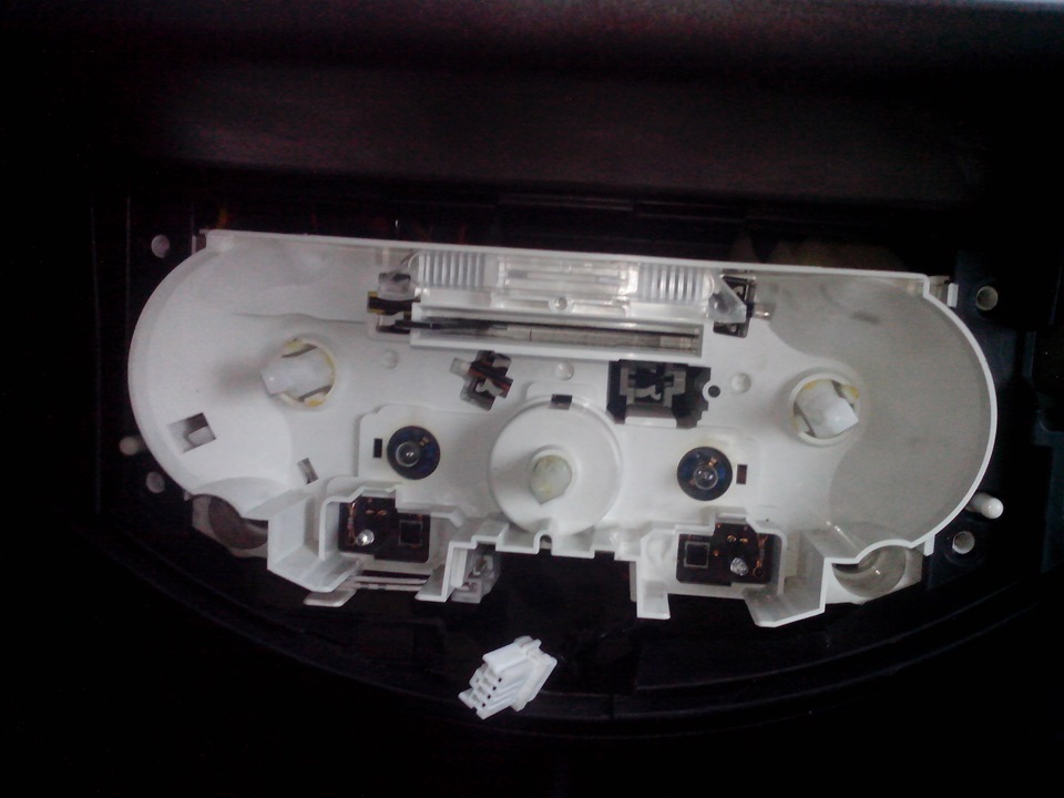 Замена лампы подсветки блока управления климат-контролем Nissan Note 2004 - 2012