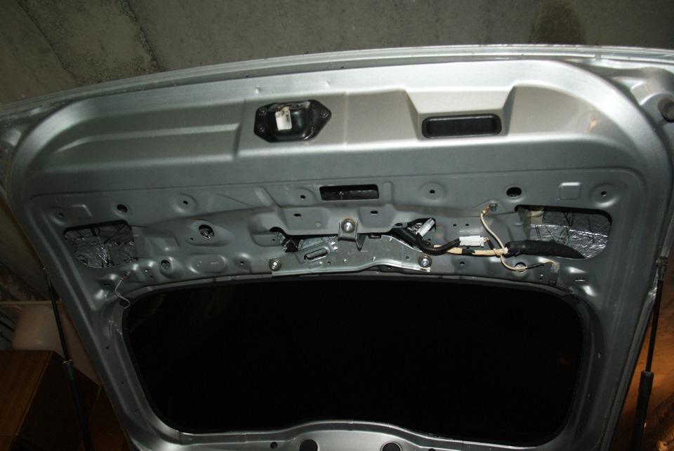 Замена моторедуктора стеклоочистителя окна двери задка Nissan Note 2004 - 2012