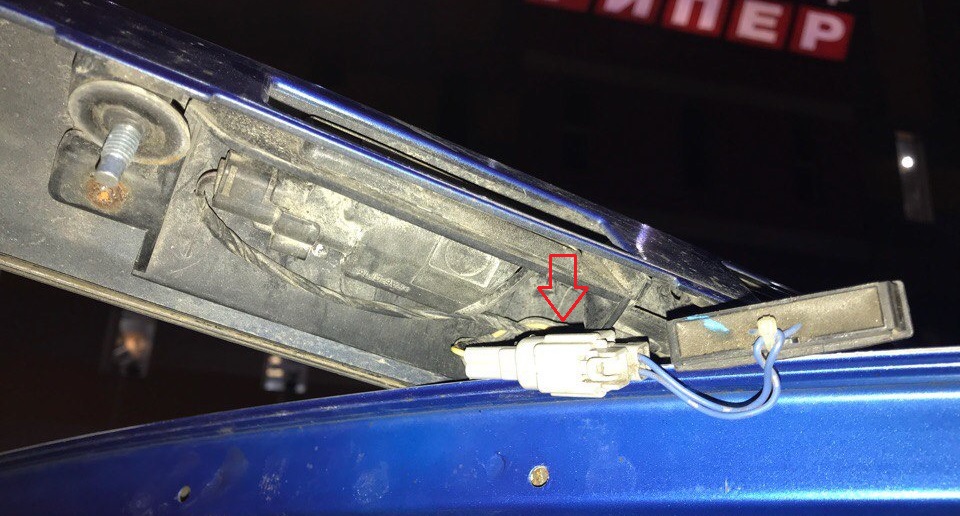 Замена выключателя двери задка Nissan Note 2004 - 2012