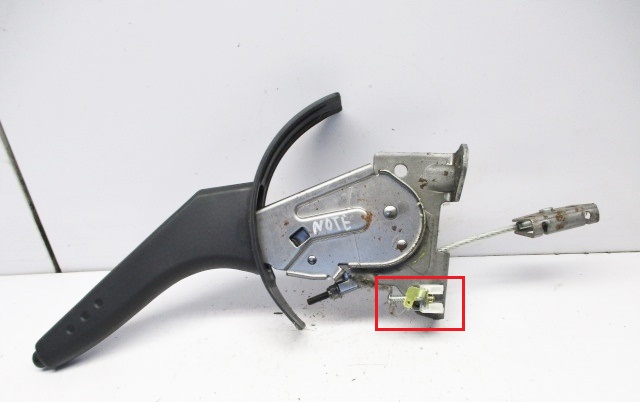 Замена выключателя сигнальной лампы включения стояночного тормоза Nissan Note 2004 - 2012
