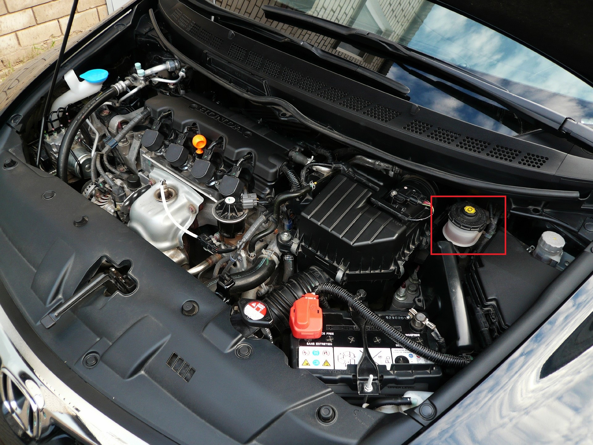 Проверка уровня и доливка тормозной жидкости Honda Civic 2005 - 2011