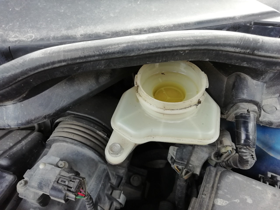 Проверка уровня и доливка тормозной жидкости Honda Civic 2005 - 2011