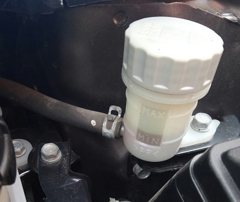Проверка уровня и доливка жидкости в гидропривод сцепления Honda Civic 2005 - 2011