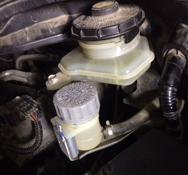 Проверка уровня и доливка жидкости в гидропривод сцепления Honda Civic 2005 - 2011