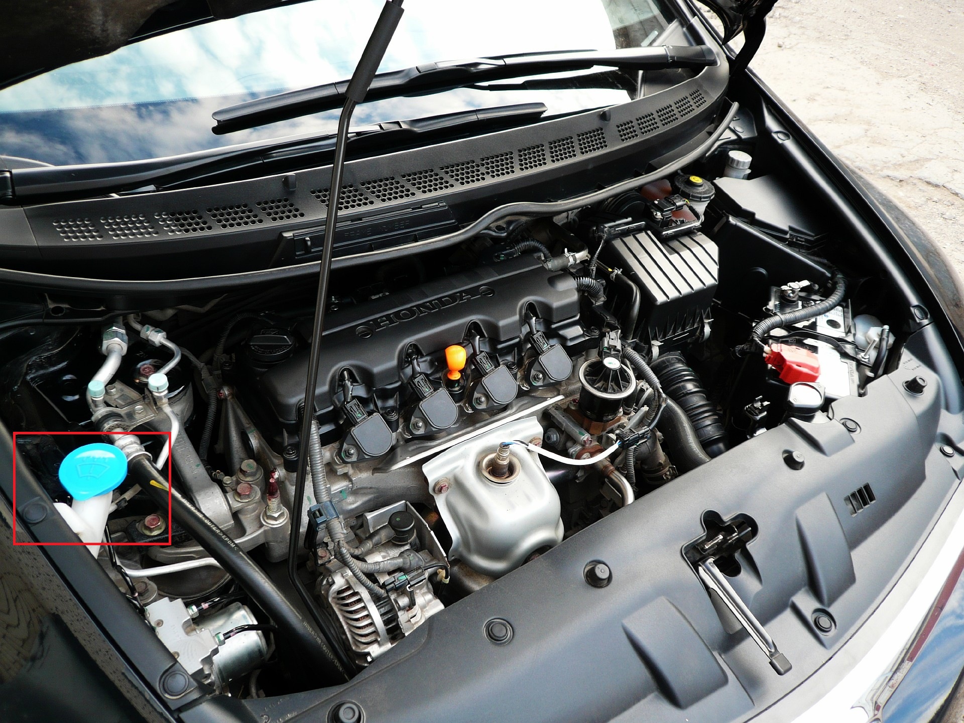 Проверка уровня и доливка жидкости омывателя Honda Civic 2005 - 2011