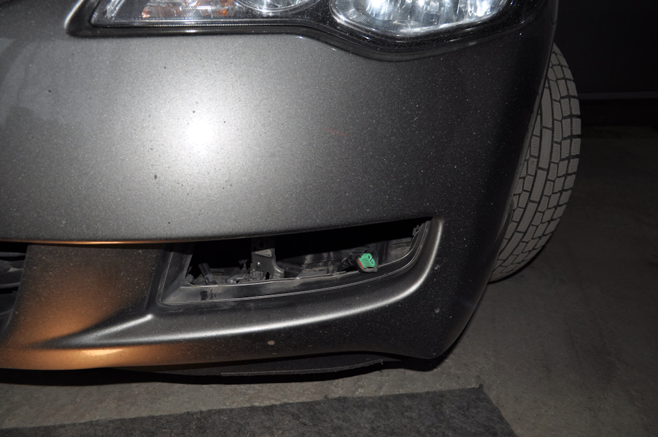 Замена лампочки в передней противотуманной фаре Honda Civic 2005 - 2011