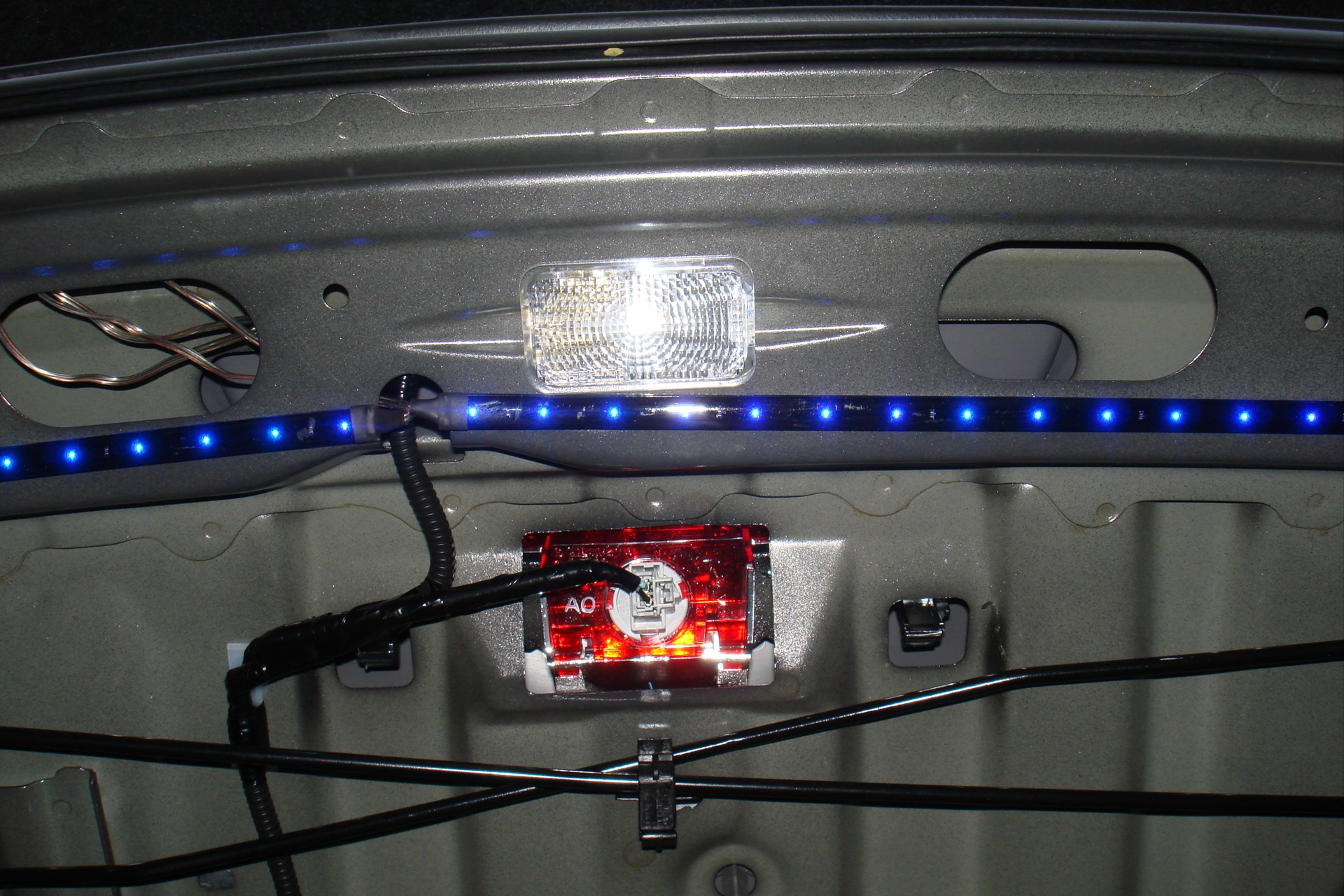 Замена лампы в дополнительном стоп-сигнале Honda Civic 2005 - 2011 