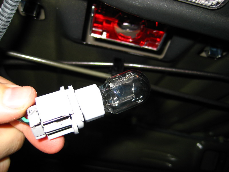 Замена лампы в дополнительном стоп-сигнале Honda Civic 2005 - 2011 