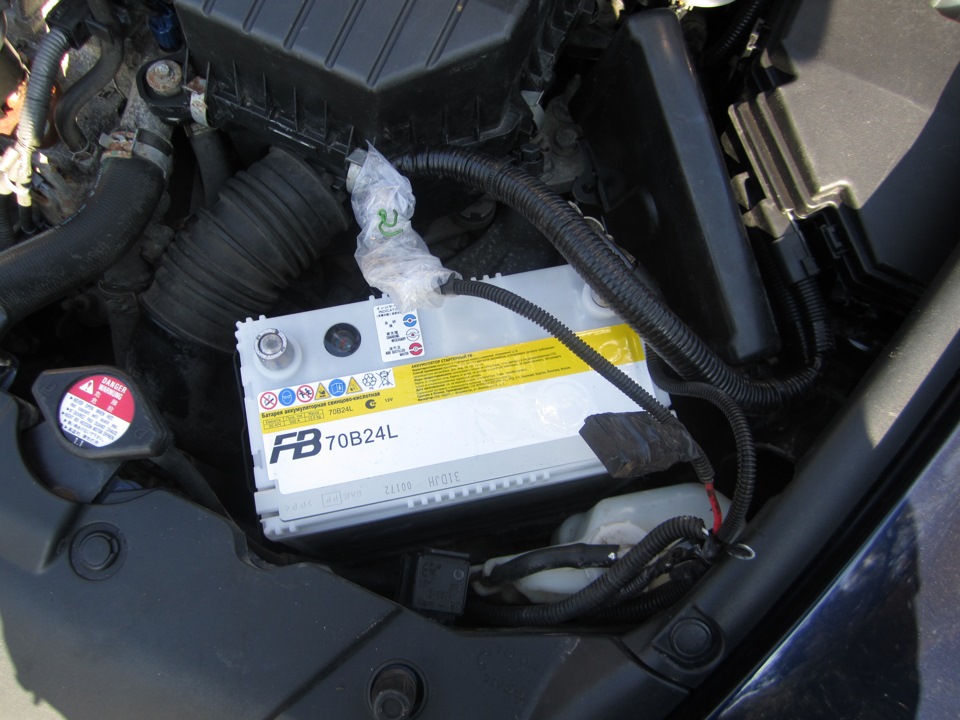 Снятие аккумуляторной батареи Honda Civic 2005 - 2011