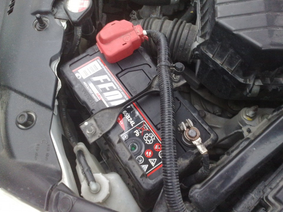 Снятие аккумуляторной батареи Honda Civic 2005 - 2011
